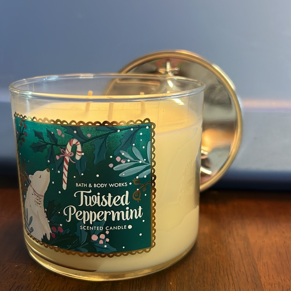 Bath & Body‎ Works Twisted Peppermint 3 wick candle - Picture 2 of 3